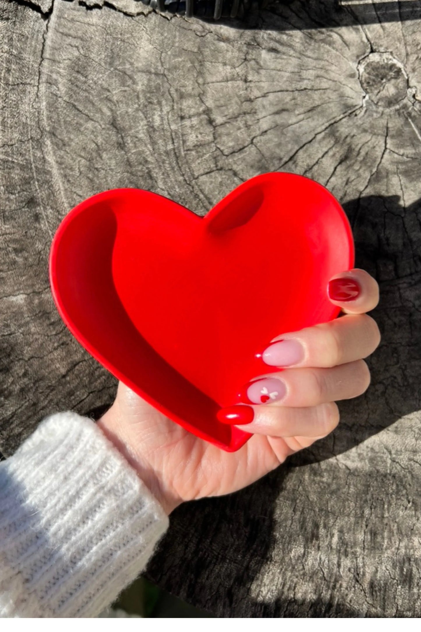 Plateau en Jesmonite en form de coeur rouge