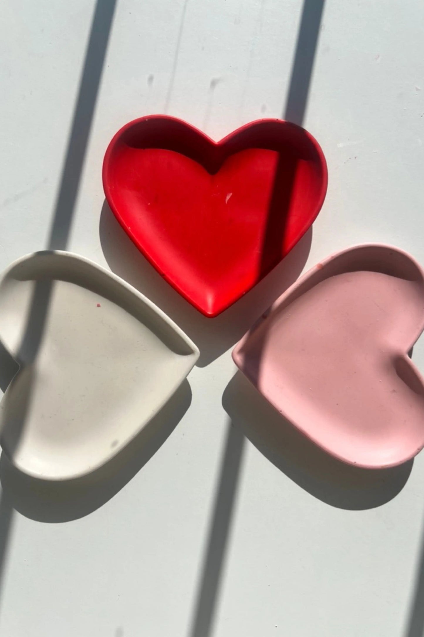 Plateau en Jesmonite en form de coeur blanc, rose ou rouge