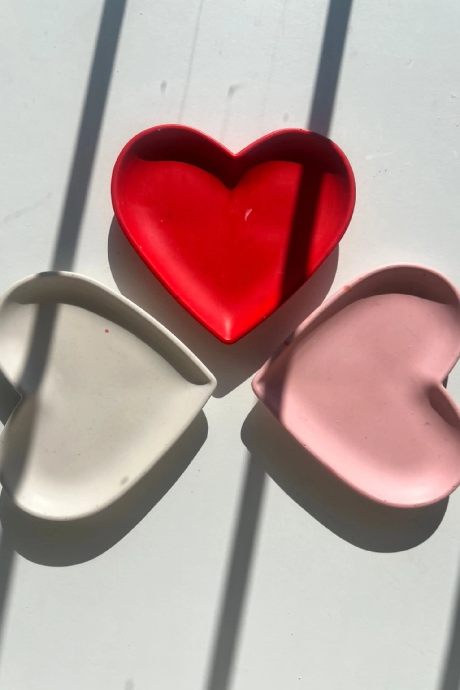Plateau en Jesmonite en form de coeur blanc, rose ou rouge